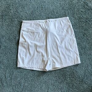 Medium white stretch shorts with pockets